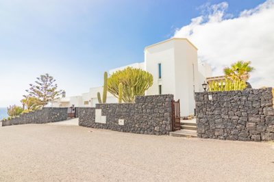 Uninterrupted sea views, separate apartment and enclosed swimming pool