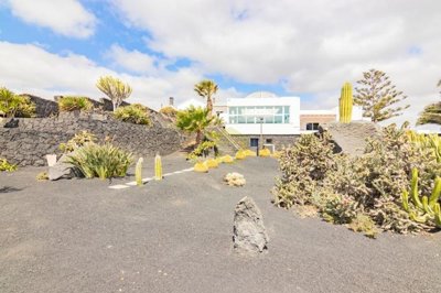 Uninterrupted sea views, separate apartment and enclosed swimming pool
