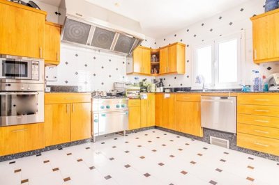 Uninterrupted sea views, separate apartment and enclosed swimming pool