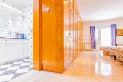 Uninterrupted sea views, separate apartment and enclosed swimming pool