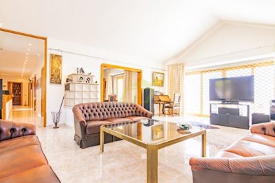 Uninterrupted sea views, separate apartment and enclosed swimming pool