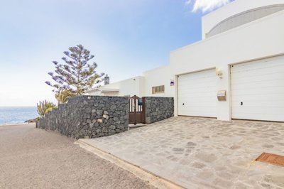 Uninterrupted sea views, separate apartment and enclosed swimming pool