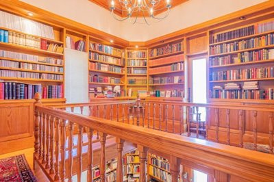 Uninterrupted sea views, separate apartment and enclosed swimming pool