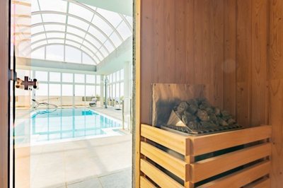 Uninterrupted sea views, separate apartment and enclosed swimming pool