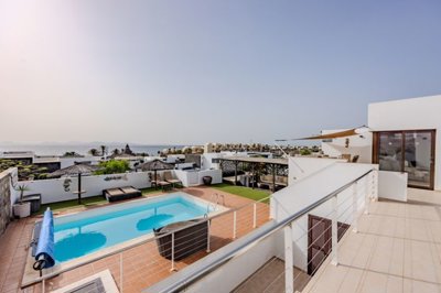 Experience the luxury of a 4 bedroom Villa in Playa Blanca