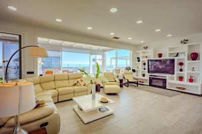 Modern 4 bedroom, 3 bathroom villa with hot tub and views