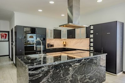 Modern 4 bedroom, 3 bathroom villa with hot tub and views