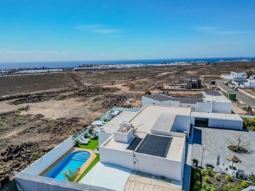 Modern 4 bedroom, 3 bathroom villa with hot tub and views