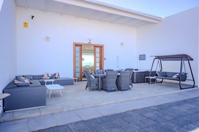 Modern 4 bedroom, 3 bathroom villa with hot tub and views
