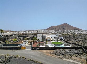 César Manrique-Inspired oasis in Tahiche’s volcanic heart
