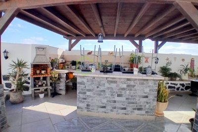 Spacious 3-Bedroom Home with BBQ Terrace, Basement & Garage – Playa Blanca