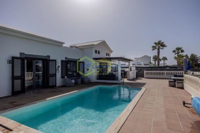 Stunning, turn-key ready Villa in Gated Community