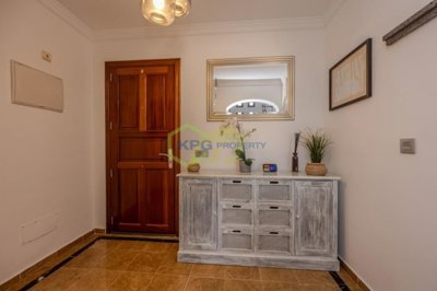 Stunning, turn-key ready Villa in Gated Community