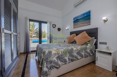 Stunning, turn-key ready Villa in Gated Community