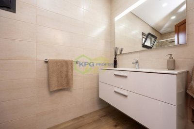 Stunning, turn-key ready Villa in Gated Community