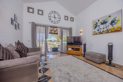 Stunning, turn-key ready Villa in Gated Community