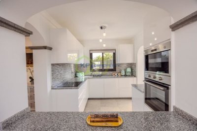Stunning, turn-key ready Villa in Gated Community
