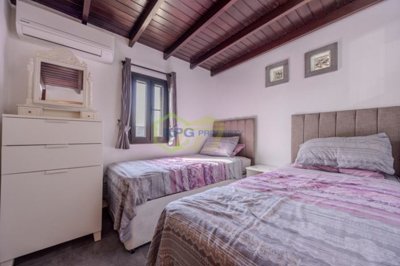 Stunning, turn-key ready Villa in Gated Community