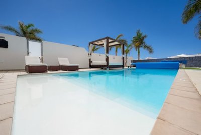 Elegant Playa Blanca villa with private pool, terraces & prime location
