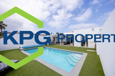 Stylish 4-bed villa with heated pool and Montaña Roja views