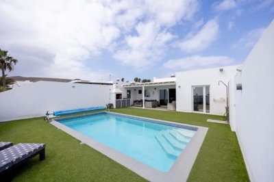 Stylish 4 bedroom villa with heated pool and Montaña Roja views in Playa Blanca