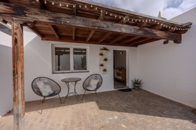 Stylish 4 bedroom villa with heated pool and Montaña Roja views in Playa Blanca