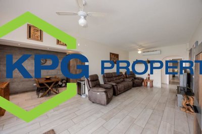 Stylish 4-bed villa with heated pool and Montaña Roja views