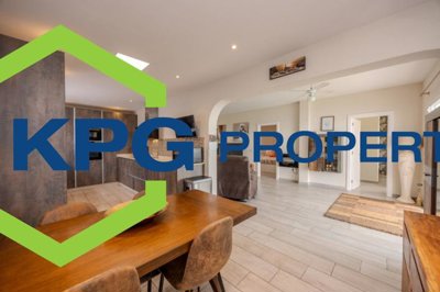 Stylish 4-bed villa with heated pool and Montaña Roja views