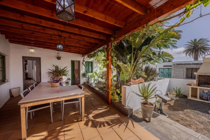 Image No.2-6 Bed Villa for sale