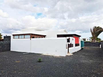 Proudly Present this Ready-to-Move-Into Property