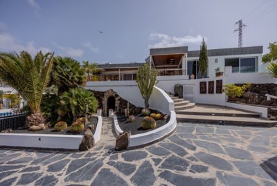 Unique 5-Bedroom Villa with Two Pools, Guest Apartments & Panoramic Views – Las Breñas