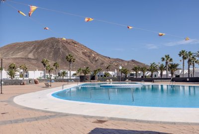 Exclusive villa with communal pool in Playa Blanca for sale