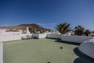 Exclusive villa with communal pool in Playa Blanca for sale