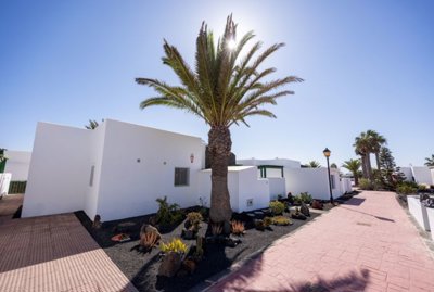 Exclusive villa with communal pool in Playa Blanca for sale