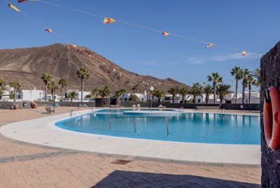 Exclusive villa with communal pool in Playa Blanca for sale