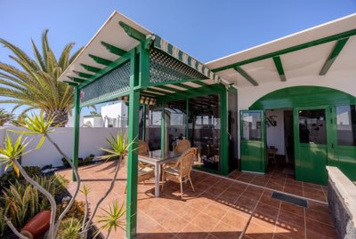 Exclusive villa with communal pool in Playa Blanca for sale