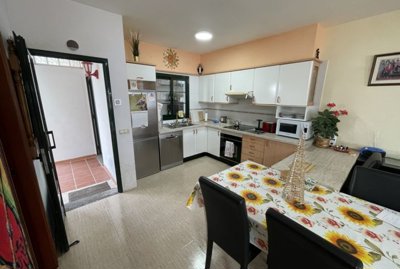Beautiful 2 bedroom, 1 bathroom home with additional guest WC in the sought-after Faro Pechiguera area