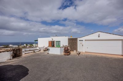 Stunning, turn-key ready villa in gated community