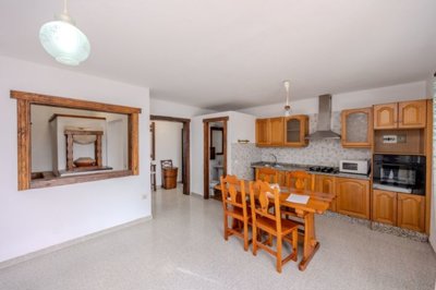 Stunning, turn-key ready villa in gated community