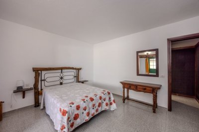 Stunning, turn-key ready villa in gated community