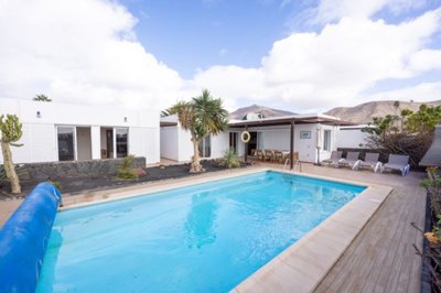 Beautiful villa with pool, terraces, and stunning Papagayo views.