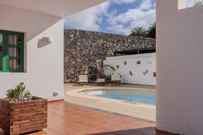 Stunning 5 bedroom villa with private pool in beautiful Yaiza
