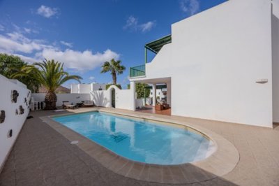Stunning 5 bedroom villa with private pool in beautiful Yaiza