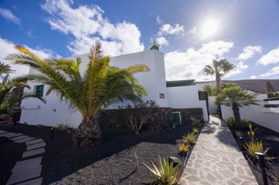 Stunning 5 bedroom villa with private pool in beautiful Yaiza