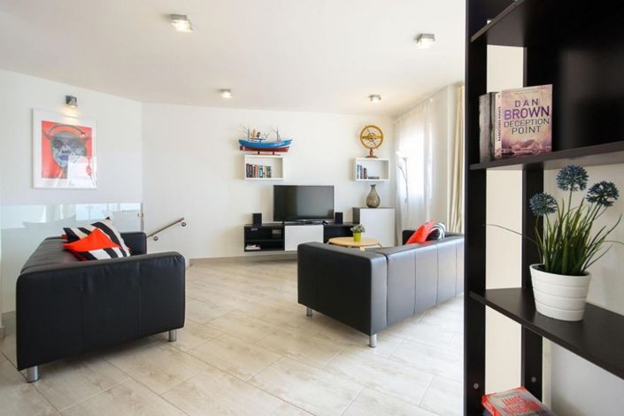 Image No.2-7 Bed Villa for sale