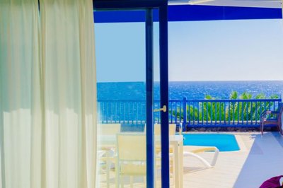 Triplex on the front line in the exclusive resort of Puerto Calero