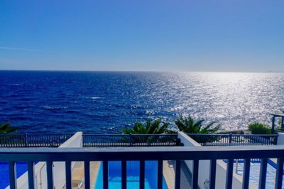 Triplex on the front line in the exclusive resort of Puerto Calero