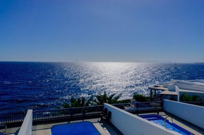 Triplex on the front line in the exclusive resort of Puerto Calero