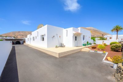 Charming 3 bedroom villa with pool & garden in Yaiza – Exclusive to Lanzarote Investments