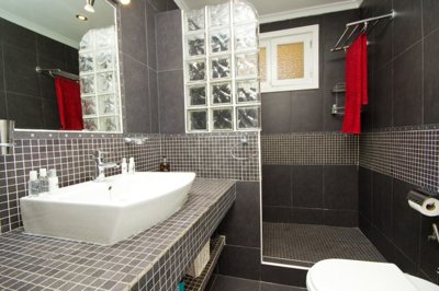 Stunning 4-bedroom villa with self-contained apartment and panoramic outlook